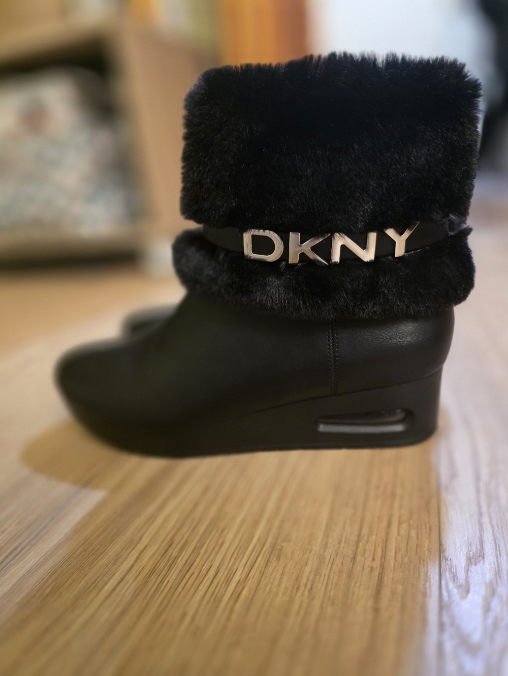 NEW DKNY Women's Fur Lined Shoes Size 9